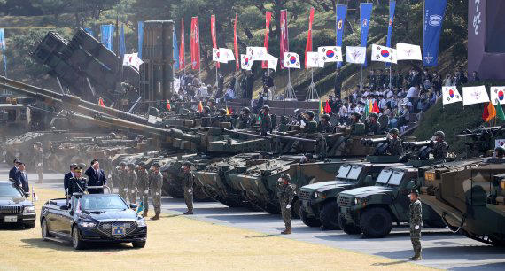 윤석열 대통령이 1일 오전 충남 계룡대 대연병장에서 열린 건군 ‘제74주년 국군의날’ 기념식에서 열병하고 있다. (사진=연합뉴스 제공)