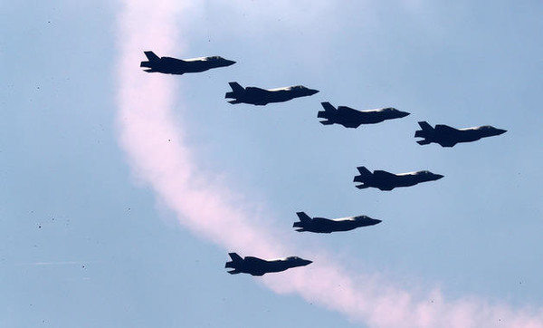 지난달 29일 충남 계룡대에서 열린 ‘제74주년 국군의날’ 미디어데이 행사에서 F-35A 스텔스 전투기 편대가 기동시범을 하고 있다. (사진=연합뉴스 제공)