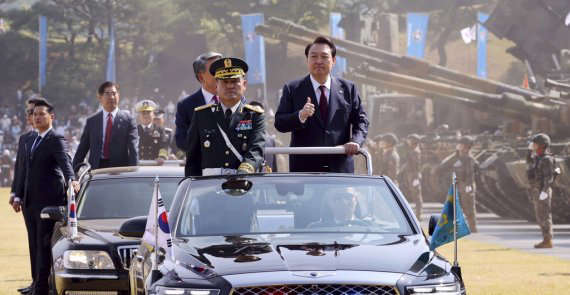 윤석열 대통령이 1일 오전 충남 계룡대 대연병장에서 열린 건군 ‘제74주년 국군의날’ 기념식에서 열병을 하고 있다.(사진=연합뉴스 제공)