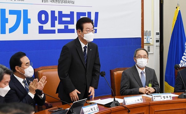 이재명 더불어민주당 대표가 11일 국회에서 열린 긴급 안보대책회의에서 인사하고 있다. (사진=국회사진기자단)