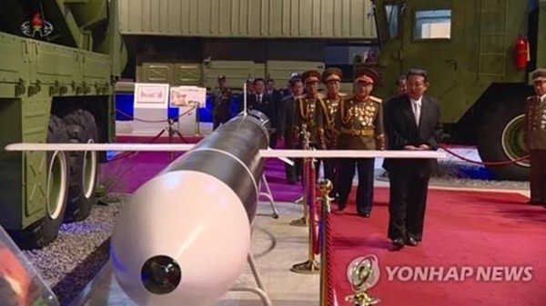 북한이 노동당 창건 76주년 기념행사로 지난해 10월 평양 ‘3대혁명 전시관’에서 개최한 ‘국방발전전람회 '자위-2021’에서 김정은 국무위원장이 간부들과 함께 이번에 발사한 장거리전략순항미사일로 추정되는 전시 무기를 둘러보고 있다.(자료 사진=조선중앙TV 화면 갈무리 연합뉴스)