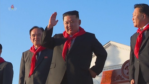 김정은 북한 국무위원장이 지난 12일 평양 만경대혁명학원에서 열린 만경대혁명학원·강반석혁명학원 창립 75주년 기념행사에 참석해 학생들의 분열행진을 보며 손을 들어 인사하고 있다.(사진=조선중앙TV 화면 갈무리 연합뉴스)