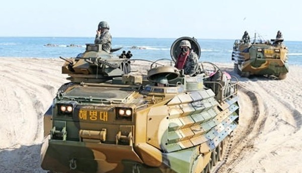 해병대 1사단의 상륙돌격장갑차가 지난해 호국훈련에서 야외기동훈련을 하고 있다.(자료 사진=연합뉴스)