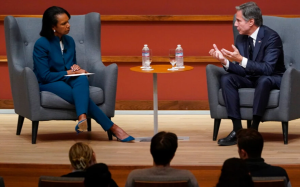 토니 블링컨 미 국무장관(오른쪽)이 17일(현지시간) 미국 캘리포니아주 스탠퍼드대 후버연구소가 주최한 대담에서 후버연구소장을 맡고 있는 콘돌리자 라이스 전 국무장관과 대화하고 있다.(사진=AP 연합뉴스)