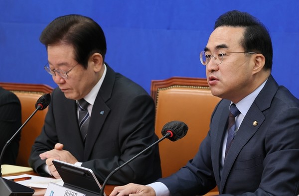 박홍근 더불어민주당 원내대표가 19일 국회에서 열린 당 최고위원회의에서 발언하고 있다. 사진 왼쪽은 이재명 대표.(사진=국회사진기자단 연합뉴스)