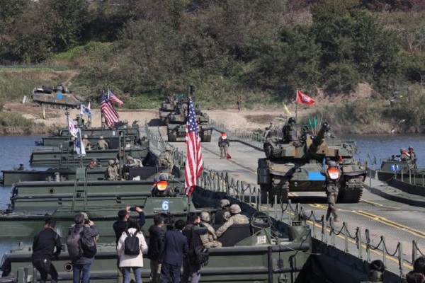 19일 제7기동군단, 한미연합사단 예하 미군 11공병대대 등 장병들이 경기도 여주시 남한강 일대에서 '한미연합 제병협동 도하훈련'을 하고 있다. (사진=연합뉴스)