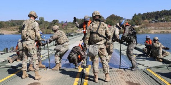 한미 장병들이 연합 도하훈련을 위해 부교를 구축하고 있다. (사진=연합뉴스)
