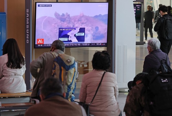 북한이 지난 18일 심야와 19일 낮에 연쇄적으로 동·서해 완충구역 내에 포병 사격을 도발한 가운데 시민들이 지난 19일 서울역 대합실에서 관련 뉴스를 보고 있다.(사진=연합뉴스)