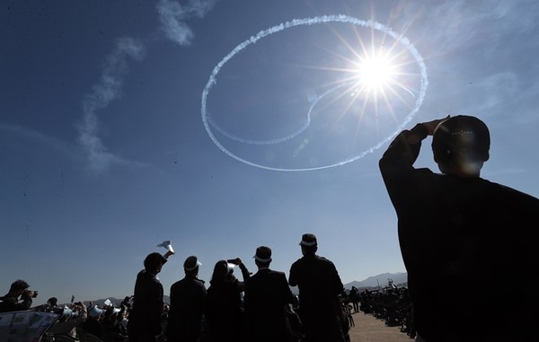 블랙이글스가 20일 ‘2022 사천 에어쇼’ 개막식 비행에서 상공에 태극 모양을 선보이고 있다.(사진 이하 연합뉴스)