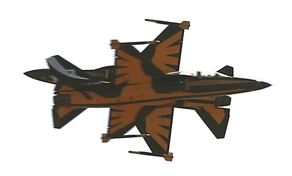 블랙이글스의 아슬아슬 겹치기 비행.