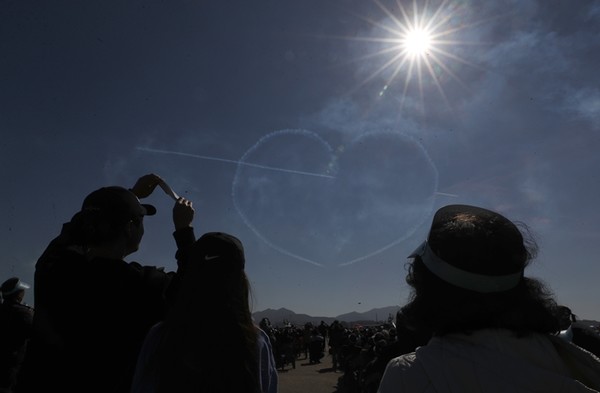 블랙이글스가 20일 ‘2022 사천 에어쇼’ 개막식 비행에서 상공에 하트 모양 연기를 만들고 있다.