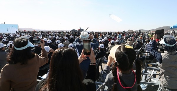 블랙이글스가 20일 오전 경남 사천시 훈련비행장에서 열린 ‘2022 사천 에어쇼’ 개막식  곡예비행을 많은 시민들이 지켜보고 있다.(사진=연합뉴스)