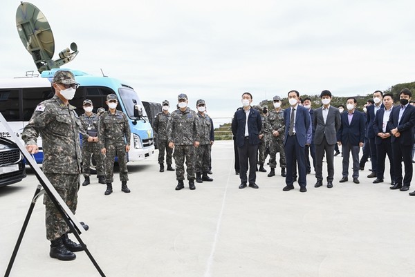 하윤식 공군 미사일방어사령부 사령관이 지난 6일 ‘탄도탄조기경보레이다-Ⅱ 전력화 기념행사에서 참석자들에게 주요 제원에 대해 설명하고 있다. ‘탄도탄조기경보레이다-Ⅱ’는 북한 전역에서 발사된 미사일을 수 초 이내에 탐지·추적해 미사일 발사 위치와 예상 낙하지점 정보 등을 탄도탄 작전통제소에 제공하는 임무를 수행한다. (사진=공군 제공)