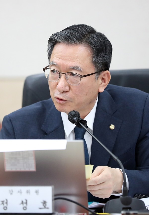 정성호 더불어민주당 의원이 지난 14일 경기도 용인시 지상작전사령부에서 열린 국회 국방위 국정감사에서 질의하고 있다.(사진=연합뉴스)