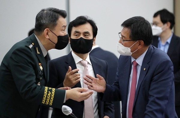 안규백 더불어민주당 의원(가운데)이 지난 6일 서울 용산구 합동참모본부에서 열린 국회 국정감사에서 김승겸 합참의장(왼쪽), 이헌승 국방위원장(오른쪽)과 대화하고 있다.(사진=국회사진기자단)
