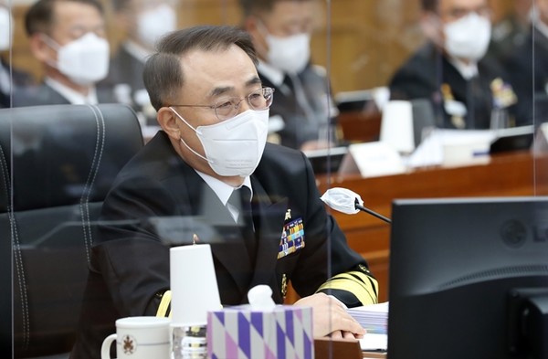 이종호 해군참모총장이 21일 충남 계룡대 해군본부에 대한 국회 국방위원회 국정감사에서 의원들의 질의에 답변하고 있다.(사진=국회사진공동취재단)