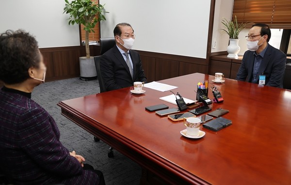 권영세 통일부장관(가운데)이 21일 정부서울청사에서 북한 억류자 2명의 가족들을 면담하고 있다.(사진=연합뉴스)