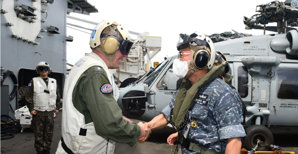 지난 7월 실시된 한미 연합해상훈련에 참가한 양국 장병들이 함상에서 악수를 나누고 있다.(자료 사진=해군 제공)