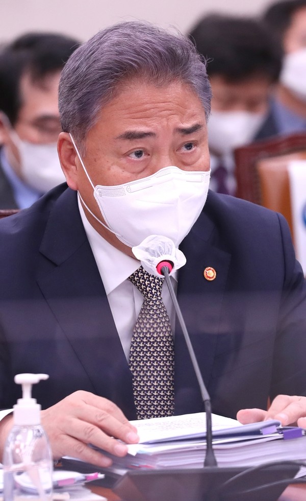 박진 외교부 장관이 24일 국회 외교통일위원회의 외교부와 통일부에 대한 종합국정감사에서 의원들의 질의에 답변하고 있다.(사진=국회사진기자단 연합뉴스)