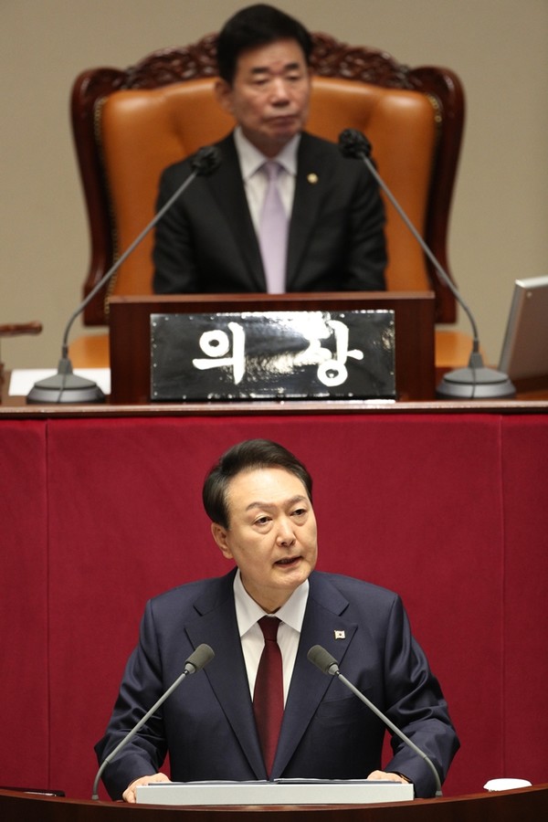 윤석열 대통령이 25일 서울 여의도 국회 본회의장에서 2023년 정부 예산안에 대한 시정연설을 하고 있다. 사진 뒤는 김진표 국회의장.(사진=국회사진공동취재단 연합뉴스)