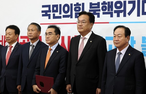 정진석 국민의힘 비상대책위원장(오른쪽 두번째)이 26일 국회에서 열린 당 ‘북핵위기대응 TF’ 1차회의에서 위원장 한기호 의원(맨 오른쪽), 위원 태영호 의원(오른쪽 세 번째) 등에게 임명장을 수여한 뒤 기념촬영을 하고 있다.(사진=국회사진기자단 연합뉴스)