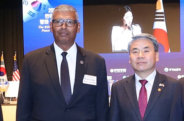 이종섭 국방부 장관(오른쪽)이 26일 서울 용산구 그랜드하얏트서울 호텔에서 열린 ‘22-2 한미동맹 평화 컨퍼런스’에 참석한 전 주한미군사령관 겸 한미연합사령관 빈센트 브룩스 주한미군전우회장과 기념촬영 하고 있다.(사진=연합뉴스)