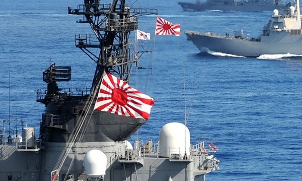 욱일기를 닮은 깃발을 게양하고 있는 일본 해상자위대 군함들.(국방신문 자료 사진)