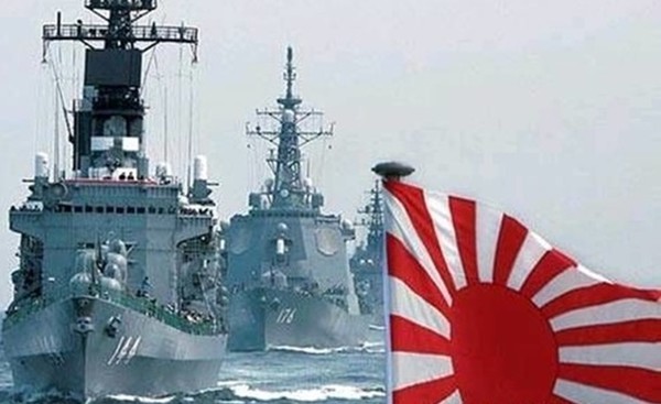 욱일기를 게양하고 있는 일본 해상자위대 군함들.(자료 사진=위키미디어)