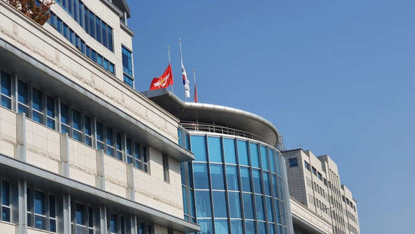 국방부와 합동참모본부는 30일 오전 이태원 압사 참사와 관련해 청사에 조기를 게양하고 깊은 애도를 표했다. (사진=국방부 제공)