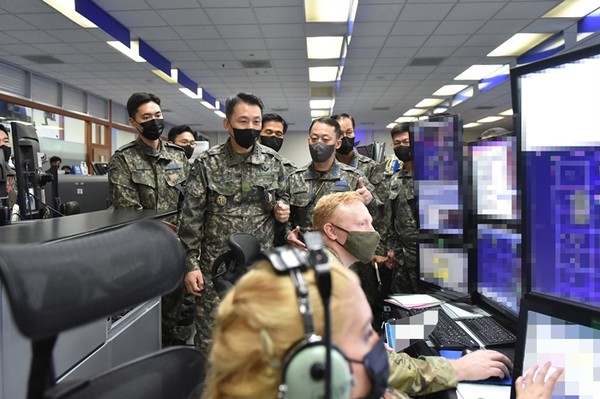 김승겸 합참의장이 31일 공군 중앙방공통제소(MCRC)를 방문해 북한 도발에 대응한 대비태세를 점검하고 있다.(사진=합참 제공)