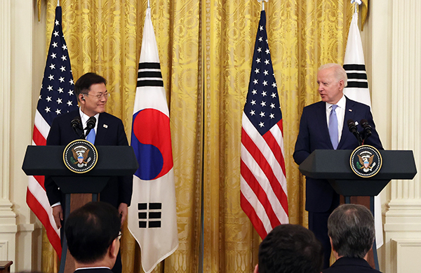 문재인 대통령과 조 바이든 미국 대통령이 지난해 5월 21일(현지시간) 백악관에서 정상회담을 한 뒤 기자회견을 하고 있다. (자료 사진=청와대 제공)