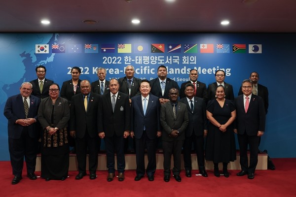 윤석열 대통령이 지난 10월 27일 서울 용산 대통령실 청사에서 한-태평양도서국 외교장관회의 참석을 위해 방한한 태평양도서국 총리 및 외교장관 일행을 접견한 뒤 기념촬영을 하고 있다. (사진=대통령실 제공)