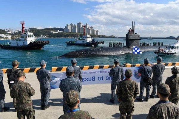 미 국방부는 1일 로스앤젤레스(LA)급 핵추진 잠수함인 키 웨스트함(SSN 722)이 지난 31일 오전 부산 해군 작전사령부 기지에 입항했다며 관련 사진 5장을 공개했다. (사진=미국 국방부 제공)