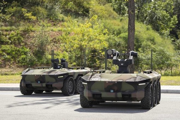 현대로템이 지난해 7월 군에 납품한 다목적 무인차량 HR-셰르파. 원격으로 공격 및 자체방호 임무를 수행할 수 있다. (사진=현대로템 제공)  