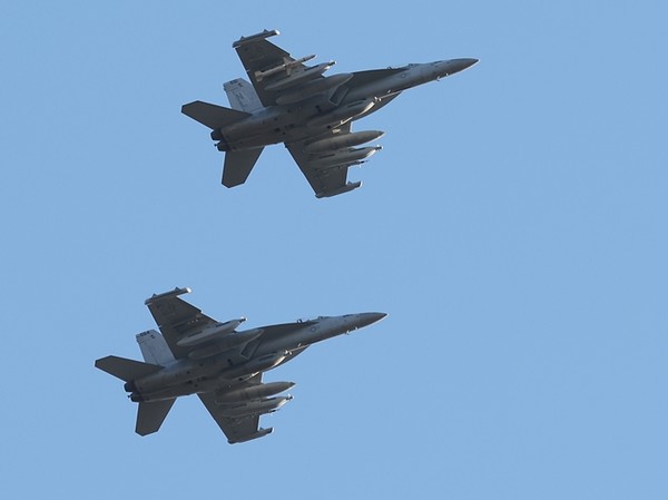 한미 연합공중훈련인 ‘비질런트 스톰’이 진행 중인 가운데 지난 2일 주한 미공군 오산기지 상공에서 전자전기 EA-18 그라울러가 비행하고 있다.(사진=연합뉴스)