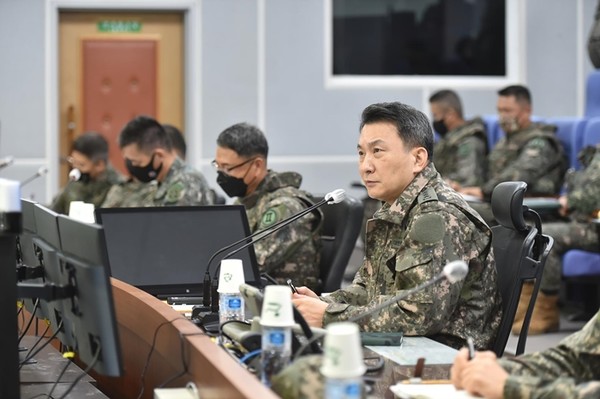 김승겸 합참의장이 지난달 26일 ‘2022 호국훈련’ 현장을 찾아 장병들을 격려하고 군사대비태세 및 합동작전 수행 능력을 점검하고 있다.(자료 사진=합참 제공)