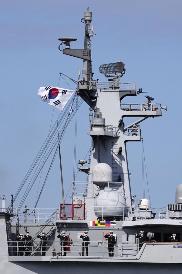 일본 해상자위대가 창설 70주년을 기념해 지난 6일 개최한 국제관함식에서 한국 군수지원함 ‘소양함’에 탑승한 한국 해군 장병들이 욱일기와 유사한 해상자위함기를 달고 기시다 후미오 총리가 탑승한 호위함 ‘이즈모함’을 향해 거수경례를 하고 있다. (사진=교도 연합뉴스)