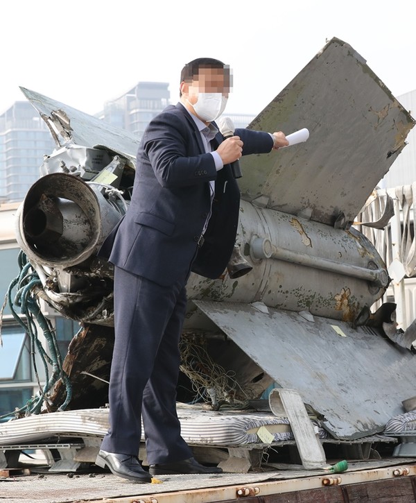 국방부는 지난 2일 북한이 동해상 북방한계선(NLL) 이남으로 발사한 SA-5 미사일 잔해물 추정 물체를 9일 공개했다.(사진=공동취재 연합뉴스)