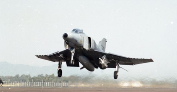 지난 8월 비행 중 화재 발생 후 추락했던 전투기와 같은 기종인 공군 F-4E 팬텀.(자료 사진=연합뉴스)