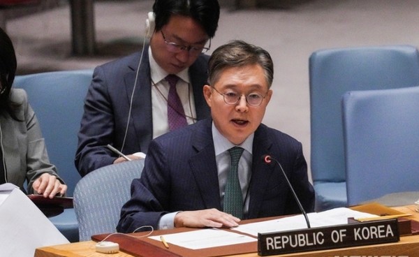 황준국 주유엔대사가 지난 5일(현지시간) 미국 뉴욕 유엔본부에서 북한의 탄도미사일 발사 대응 논의를 위해 소집된 안전보장이사회에 참석해 발언하고 있다.(사진=AP 연합뉴스)