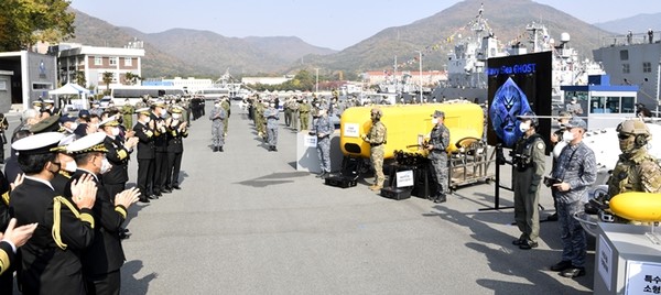 해군이 11일 이종호 해군참모총장 주관으로 경남 진해 해군기지에서 열린 창설 77주년 기념식에서 AI 기반 해양 유‧무인 복합체계 새 명칭 ‘네이비 시 고스트(Navy Sea GHOST)’와 엠블럼을 공개하는 명명식을 한 후 내빈들과 함께 축하하고 있다.(사진=해군 제공)
