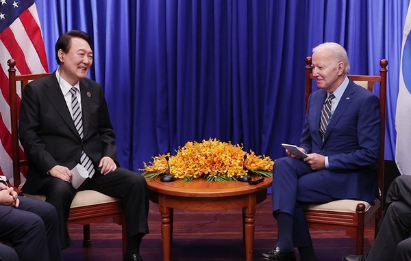 윤석열 대통령(왼쪽)이 13일(현지시간) 캄보디아 프놈펜 한 호텔에서 조 바이든 미국 대통령과 한미 정상회담을 하고 있다.(사진=연합뉴스)