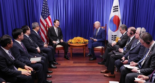 윤석열 대통령(왼쪽)과 조 바이든 미 대통령이 13일(현지시간) 캄보디아 프놈펜 한 호텔에서 열린 한미 정상회담에서 약 50분간 양국 간 안보·경제 현안을 논의했다.(사진=연합뉴스)