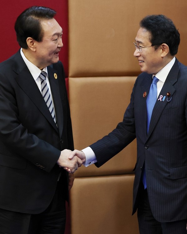 윤석열 대통령(왼쪽)이 13일(현지시간) 캄보디아 프놈펜 한 호텔에서 열린 한일 정상회담에서 기시다 후미오 일본 총리와 악수하고 있다.(사진=연합뉴스)