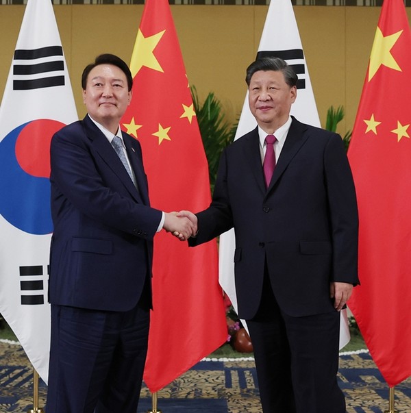 윤석열 대통령(왼쪽)이 시진핑 중국 국가주석과 15일(현지시간) 인도네시아 발리 한 호텔에서 열린 한중 정상회담에 앞서 악수하고 있다.(사진=연합뉴스)