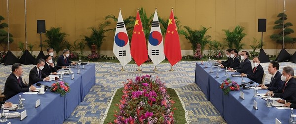 윤석열 대통령(오른쪽 두번째)과 시진핑 중국 국가주석(왼쪽 첫번째)이 15일(현지시간) 인도네시아 발리 한 호텔에서 한중 정상회담을 하고 있다.(사진=연합뉴스)