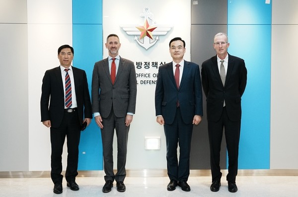 미 국방부 리차드 존슨 핵·WMD 대응 부차관보(왼쪽 두번째)가 17일 서울 국방부 청사를 방문해 미국 정부의 올해 NPR‧MDR 보고서를 브리핑 하기에 앞서 한미 양측 인사들이 기념촬영을 하고 있다. 왼쪽부터 하대봉 국방부 방위정책관, 리차드 존슨 미 국방부 핵·WMD대응부차관보, 허태근 국방부 정책실장, 척 윌커슨 미 국방부 핵억제정책과 선임고문.(사진=국방부 제공)