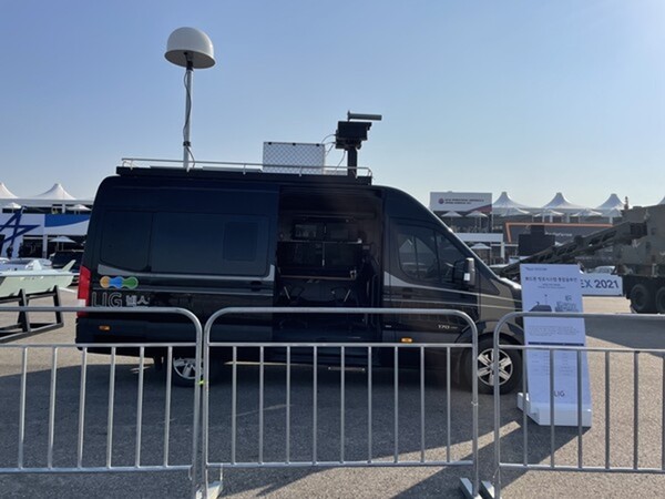 LIG넥스원이 지난 2021년 10월 ‘서울 국제항공우주 및 방위산업전시회’에서 선보인 ‘대 드론 방호시스템 통합솔루션’ 중 차량용 ‘안티드론체계’(Mobile Anti Drone System).(자료 사진=LIG넥스원 제공)