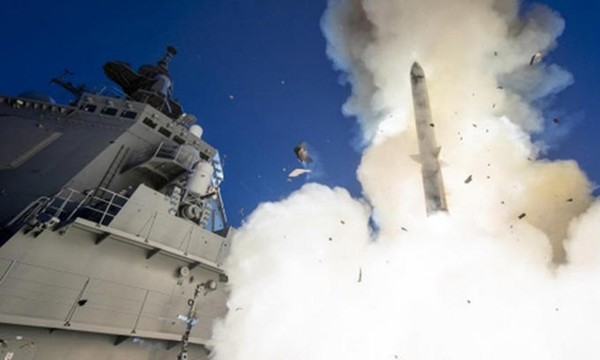 일본 해상자위대 이지스함 마야함이 지난 15일(현지시간) 미국 하와이 인근 태평양에서 실시한 탄도미사일 요격시험에서 요격 미사일을 발사하고 있다.(사진=일본 방위성 제공)