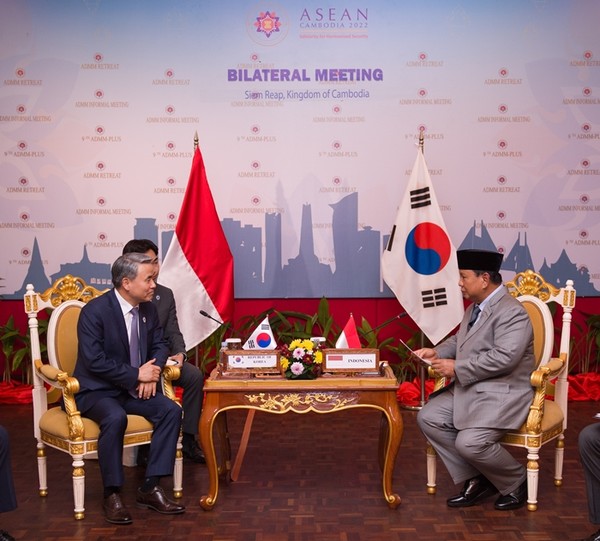 이종섭 국방부 장관이 22일(현지시간) 캄보디아 시엠립에서 열린 제9차 아세안 확대 국방장관회의 계기에 프라보워 수비안토 인도네시아 국방장관과 양자회담을 하고 있다. (사진=국방부 제공)